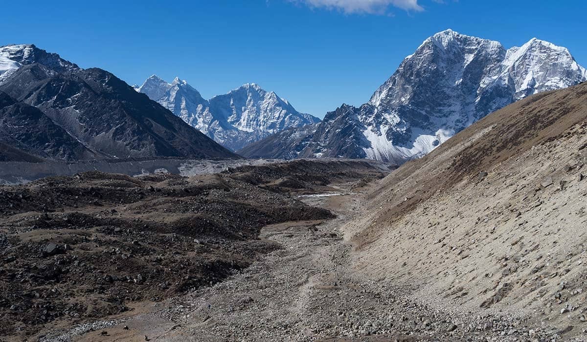 Chukhung to Lobuche (4,890 meters) via Khongma La Pass (5,535 meters): 8 hours
