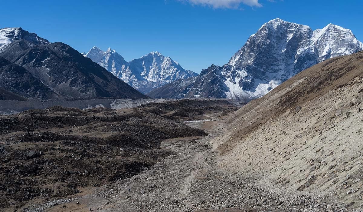 Chukhung to Lobuche (4,890 meters) via Khongma La Pass (5,535 meters): 8 hours